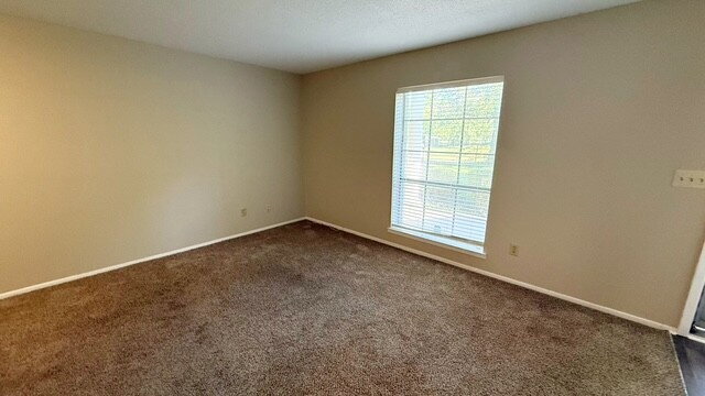 NORTH/EAST UPDATED 2 BEDROOM CONDOMINIUM AVAILABLE NOW!