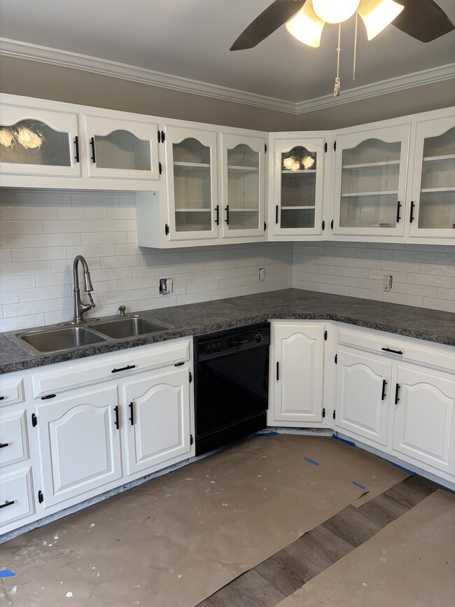 Building Photo - 20 E Walton St Rental