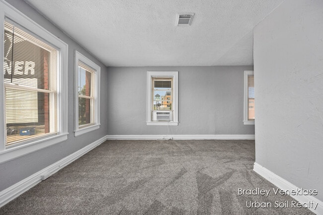 Photo - 511 Bridge St NW