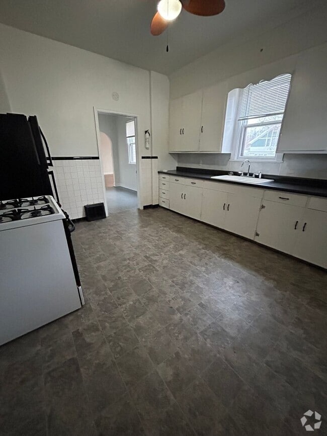 Building Photo - GB - 02 - Duplex Unit 630 Rental