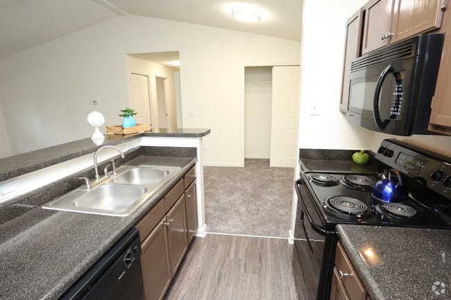 2BR, 2BA - 1,015 SF - Kitchen