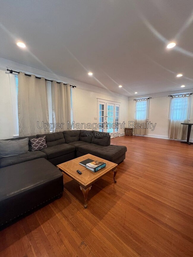 Photo - 1415 Broadway St