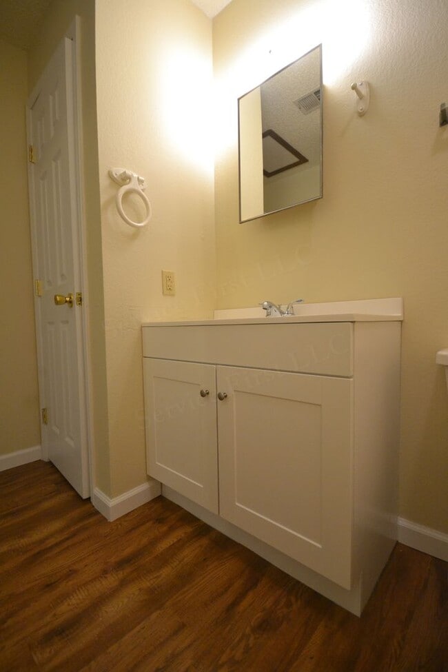 Photo - Hollister Apartments Unit 08