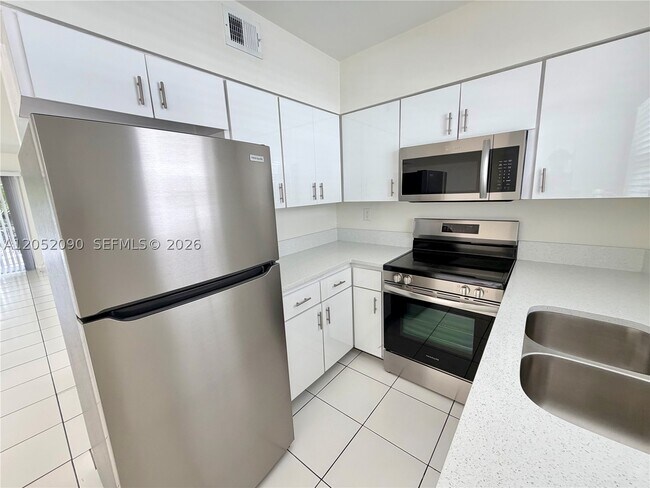 Photo - 2352 NE 9th St Unit B