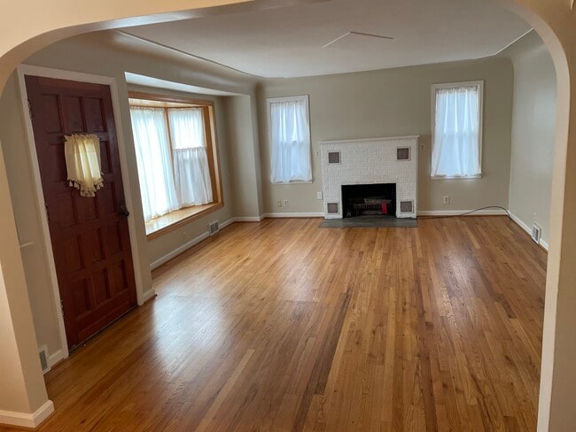 Living room - 1095 N Macomb St