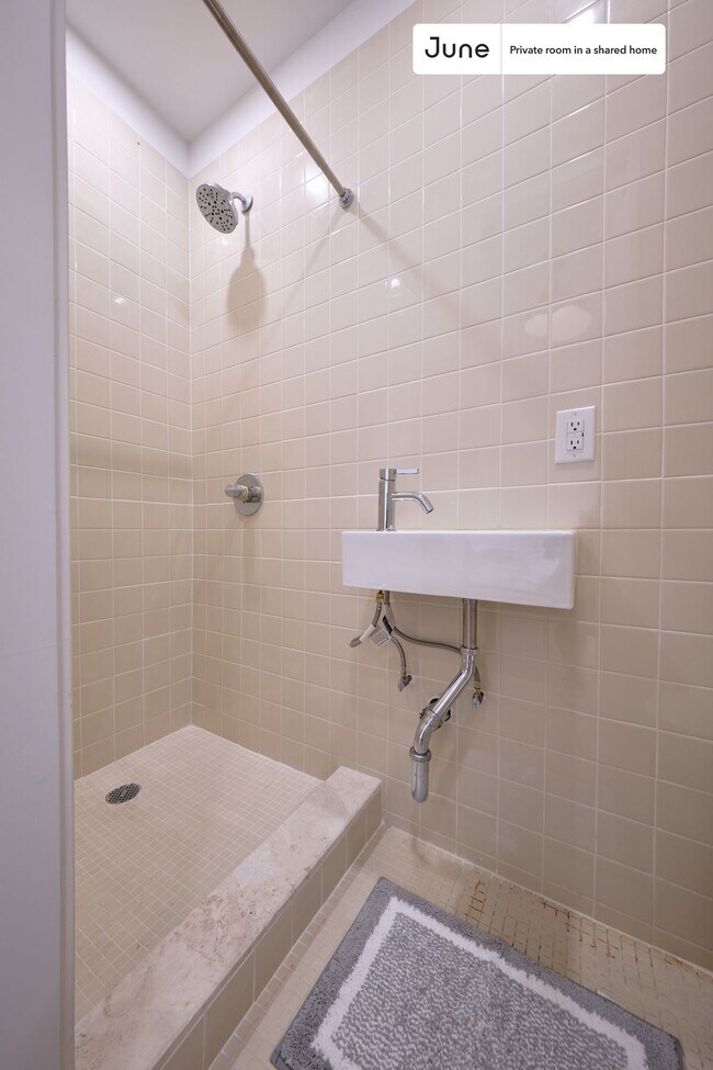 Room in Shared 4 bed/4 bath home in Ditmas Park