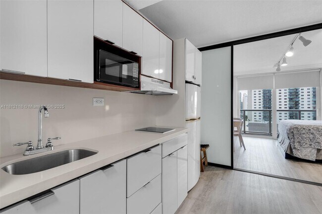 Photo - 19201 Collins Ave Unidad 835 Rental