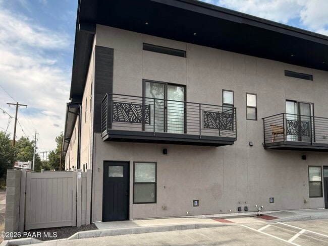 Building Photo - 720 N Walnut St Unit 01