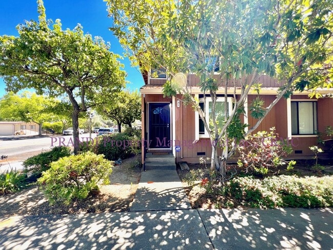 Building Photo - Delightful End Unit D1