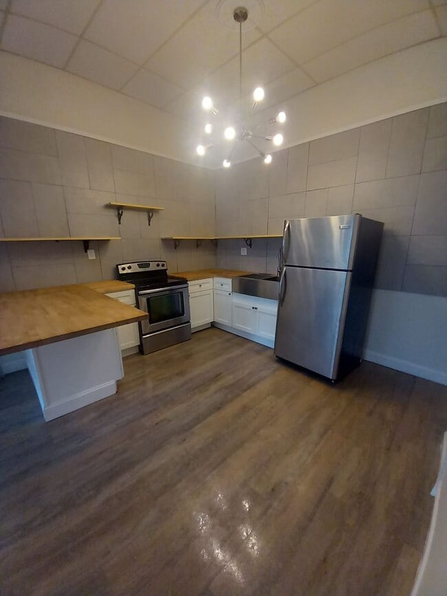 Building Photo - 330 N 5th St Unit Apartment 1