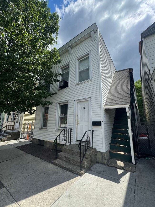 Building Photo - 522 2nd St Unit 522 2nd St