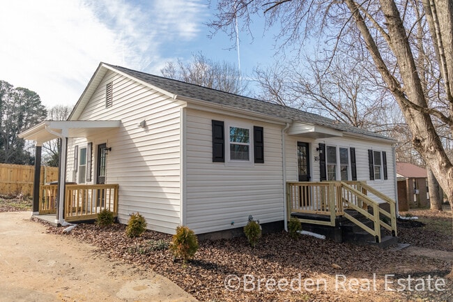 Building Photo - 303 Putnam St