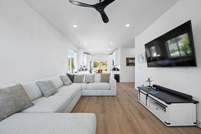 Photo - Private Bedroom with Private Bathroom – Fully Furnished & Move In Ready Unidad 1A