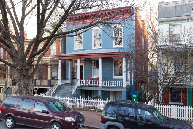 Building Photo - 412 W Marshall St Unit 1