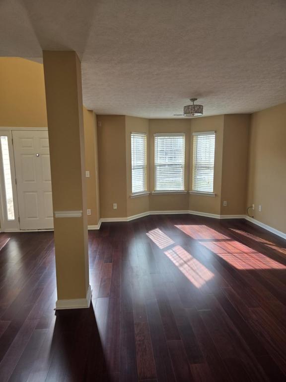 Photo - 1465 Stoneleigh Way