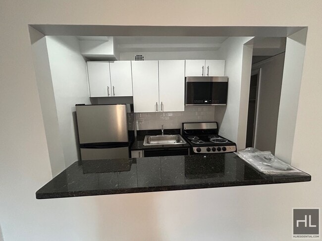 Building Photo - WEST 73 STREET Unit 9E