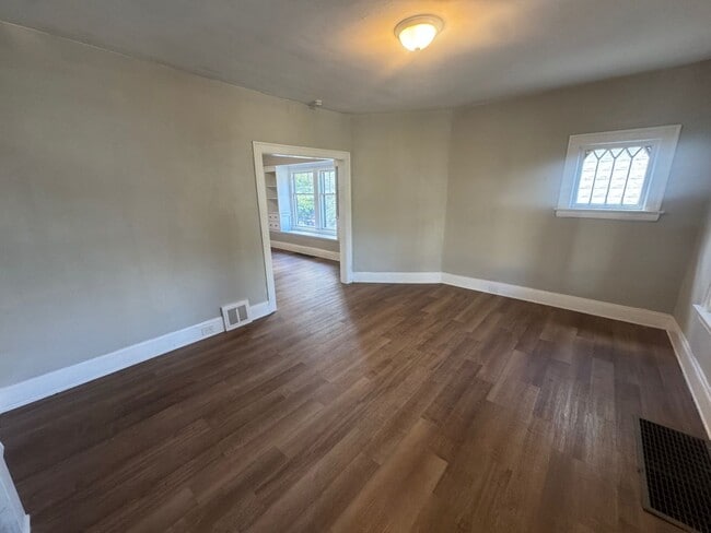 Building Photo - Charming 3-Bedroom Property in Prime Location