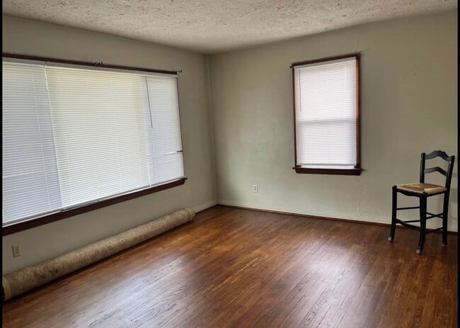 Photo - 1135 Harwood Rd