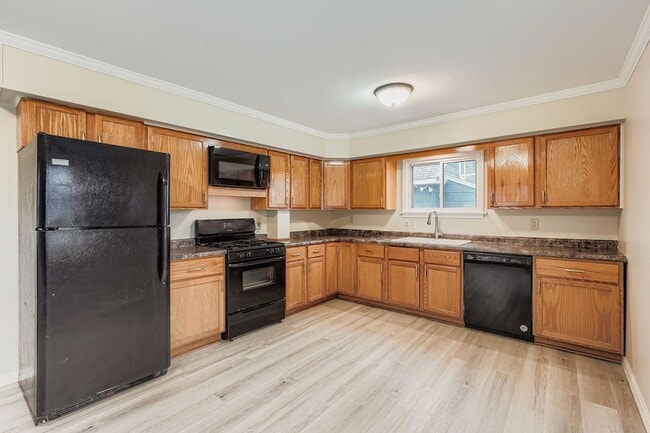 Photo - 475 Lawson Ave W