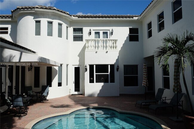 Photo - 375 SW 16th St