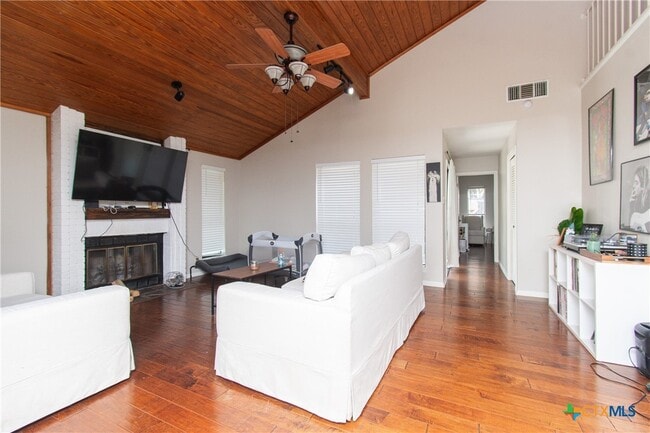 Photo - 821 Cedar Ridge Dr