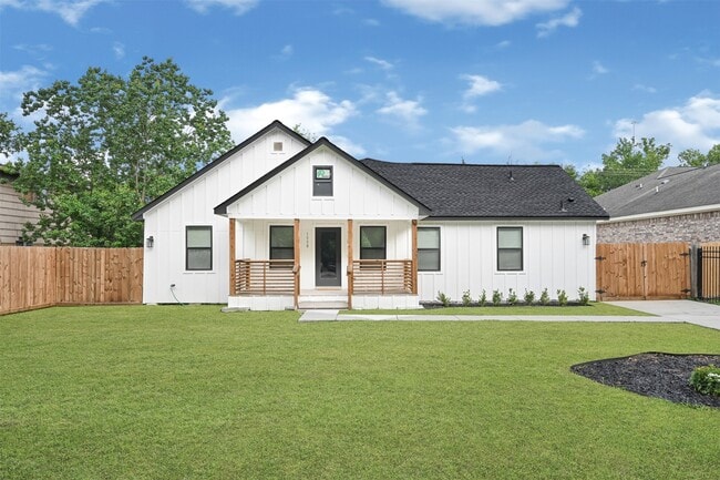 Building Photo - 1008 Danube St