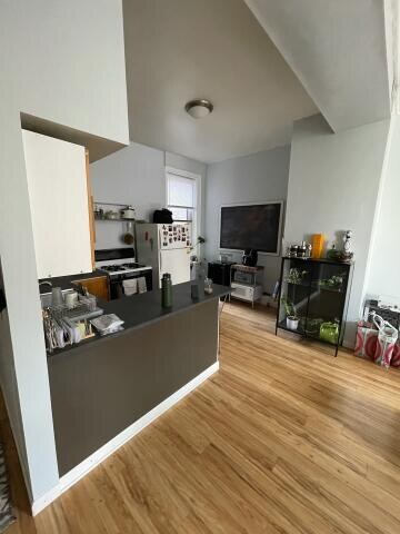 Kitchen, eat-in area - 605 N 11th St Unit 2F