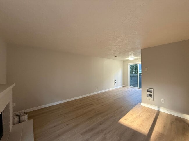 Photo - NOW SHOWING SNEAK PREVIEW - RENOVATED TOWNHOME in Raleigh Hill Available for IMMEDIATE MOVE IN an... Unit 5115
