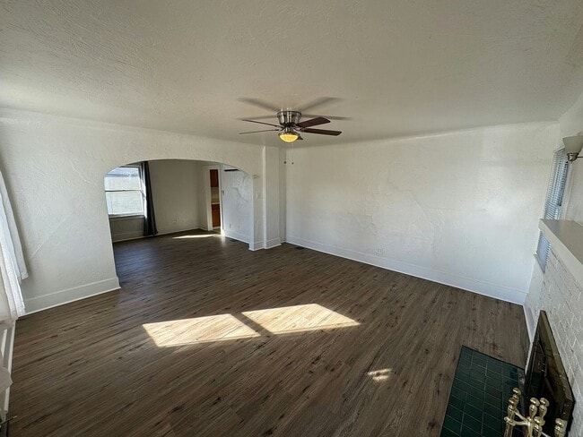 Photo - 715 W 6th St