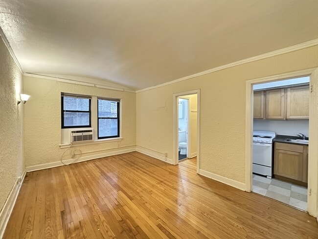 Building Photo - 512 W Arlington Pl Unit 2C