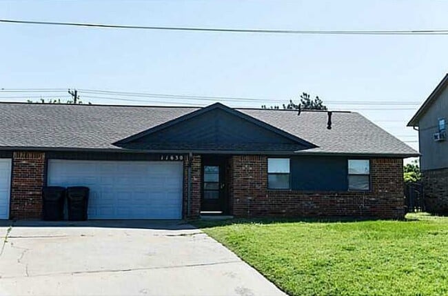 Building Photo - 3 Bed | 2 Bath | 2 Car Garage - Duplex - UNDER $1000 per month - Putnam City Schools