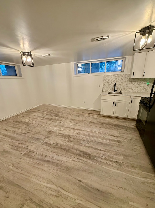 Photo - 4065 Dougall Av