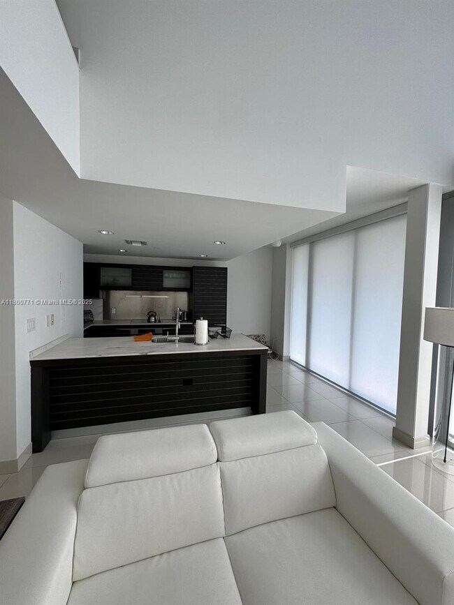 Photo - 200 Biscayne Blvd Way Unidad 1101 Rental
