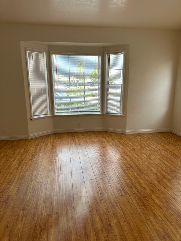 living room - 1522 N Sycamore St (Santa Ana, CA)