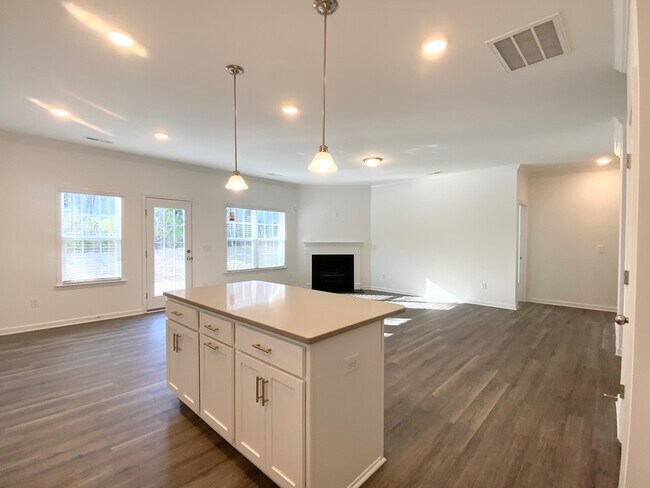 Photo - 832 Sagemount St