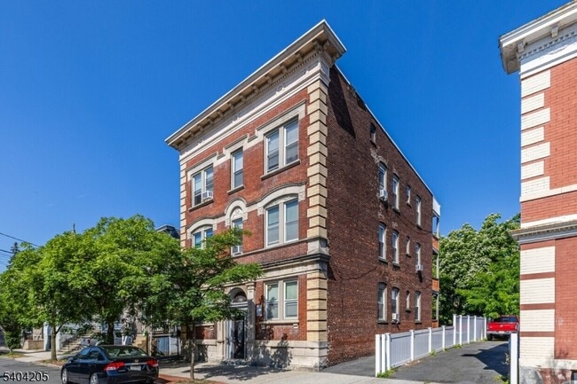 Building Photo - 108 Pine St Unit 1