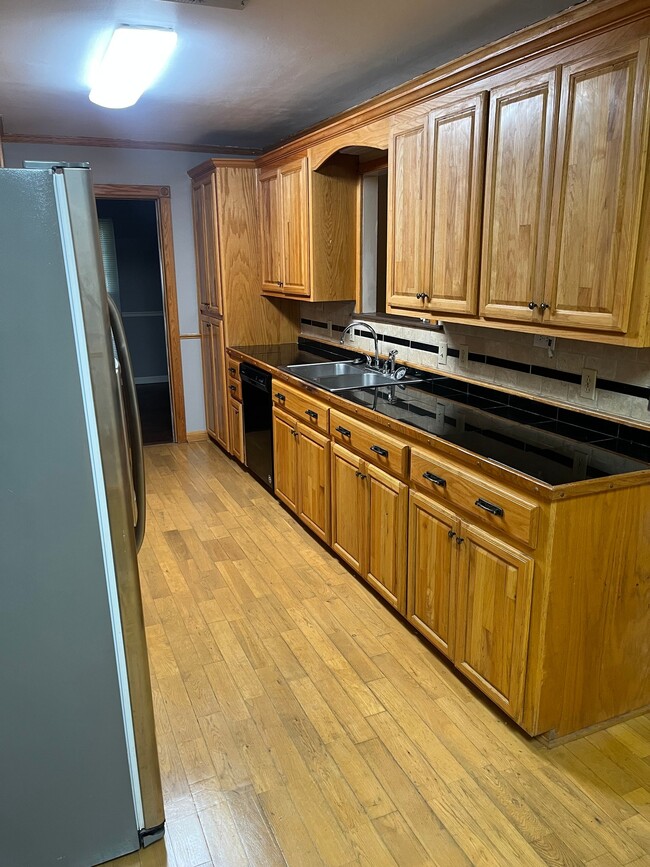 Photo - 902 Silver Falls Rd