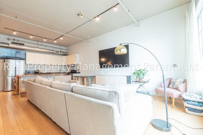 Photo - Downtown Art District Studio for Rent | High Ceilings, Hardwood, In-Unit Laundry Unit 502