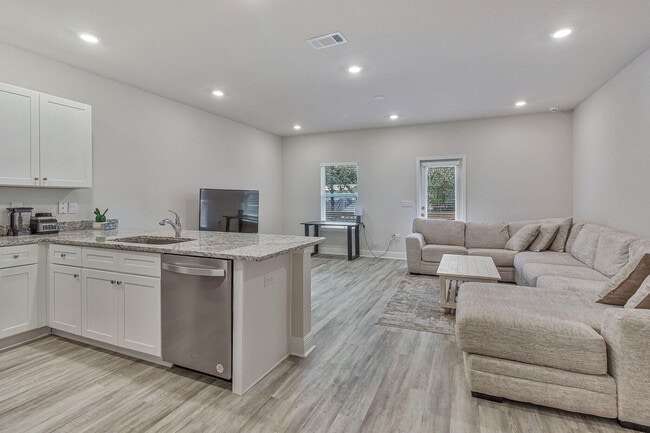 Photo - 1022 McLaren Cir