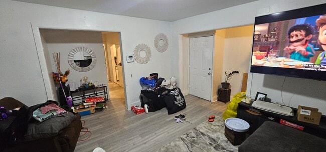 La sala de estar es lo suficientemente espaciosa como para añadir un comedor. - 157 N 15th St Unidad 2
