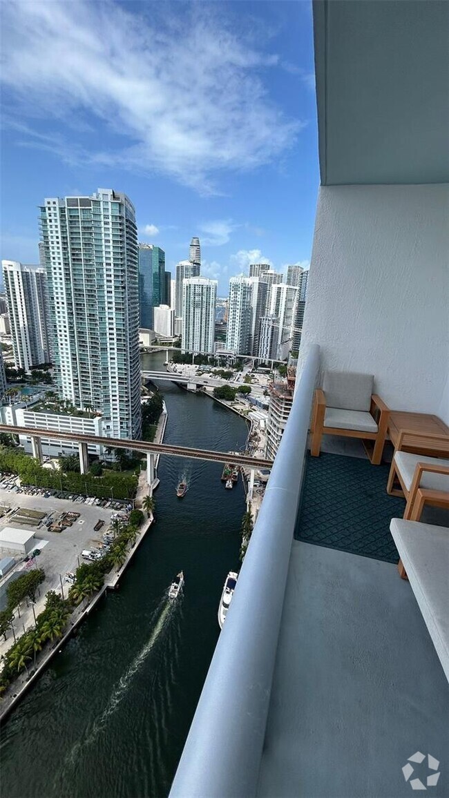 Building Photo - 185 SW 7th St Unit 3701 Rental