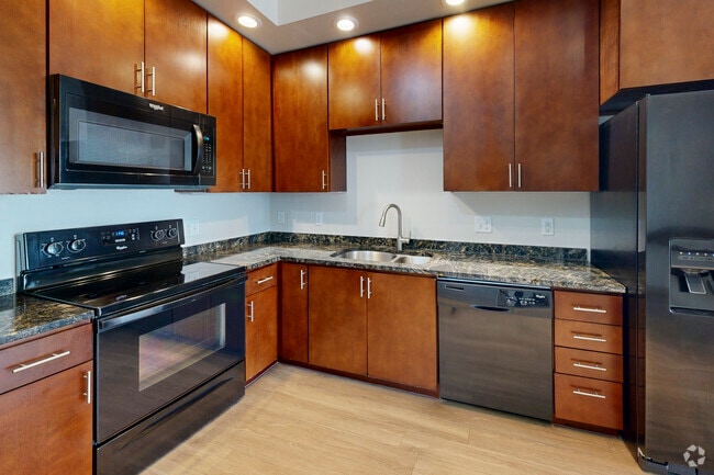 Challenger II - 1BR, 1BA - 766SF - Kitchen - Veranda Highpointe