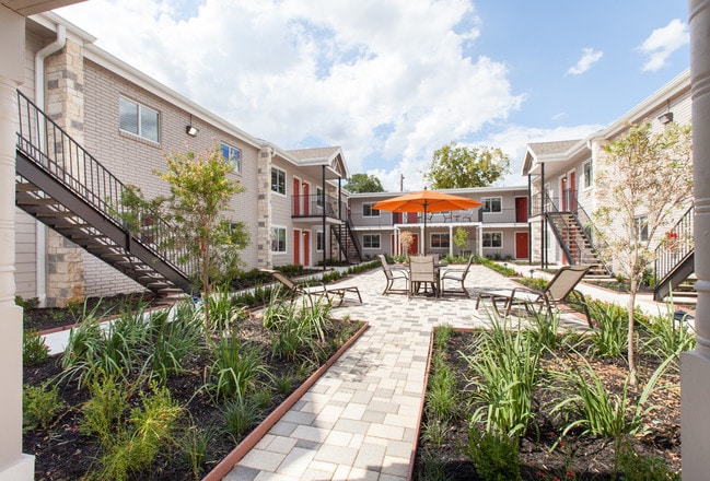 The Grove at 43rd Apartments For Rent in Houston, TX