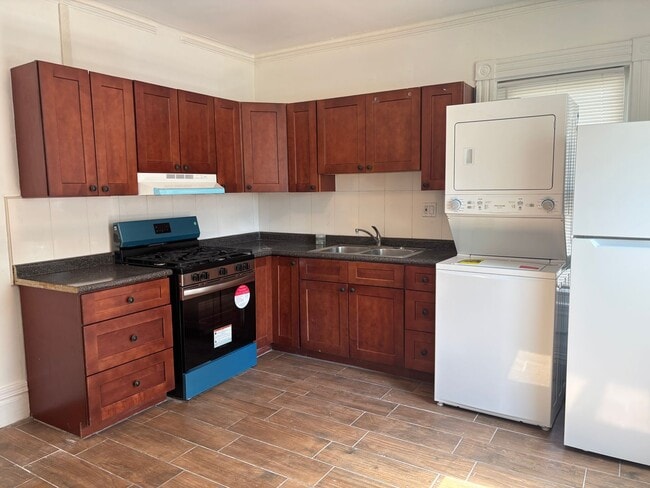 No Brokers Fee, In-Unit Laundry, Eat-in Kitchen, Large bedrooms, 3 Full Bathrooms - No Brokers Fee, In-Unit Laundry, Eat-in Kitchen, Large bedrooms, 3 Full Bathrooms