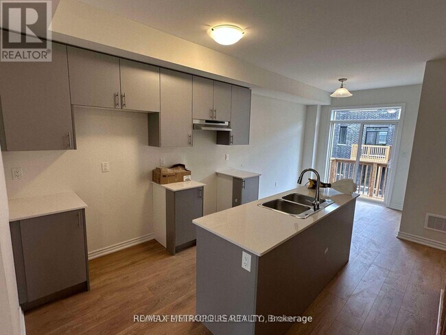 Photo - 783 Kootenay Path