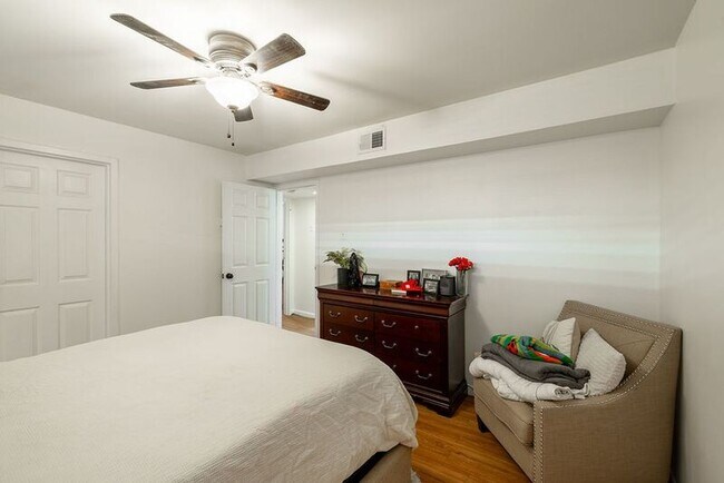 Photo - 250 Little St