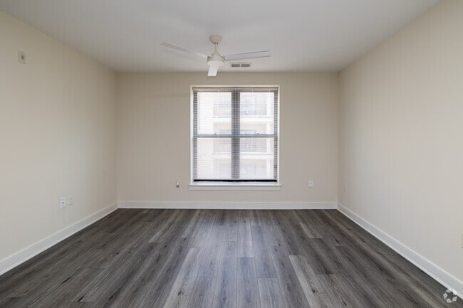 2BR, 2BA - 830SF - Living Room