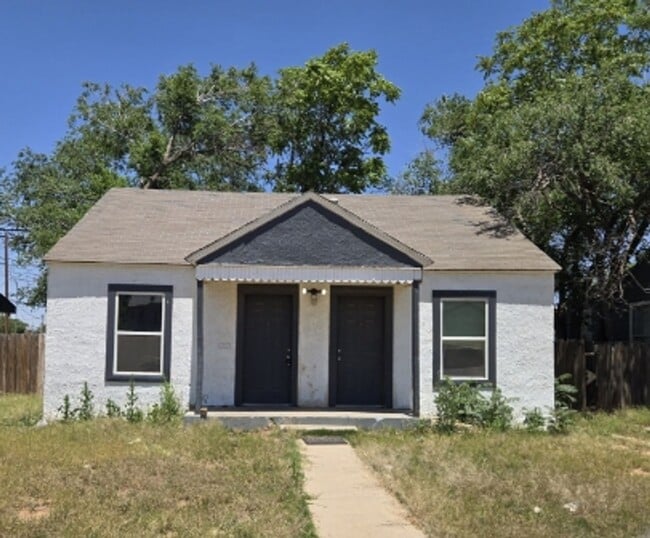 Building Photo - Charming 3 Bedroom Rental
