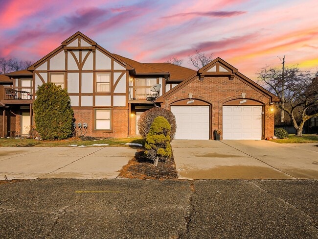 Building Photo - Bright and Spacious 2-Bed, 2-Bath Home in Lathrup Village!