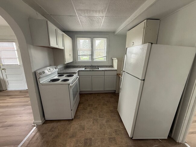 Photo - 1 bedroom, 1 bathroom Apartment! AVAILABLE NOW! Unit Apt #04
